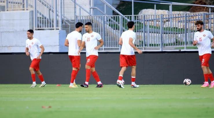 שחקני הפועל נוף הגליל מתחממים