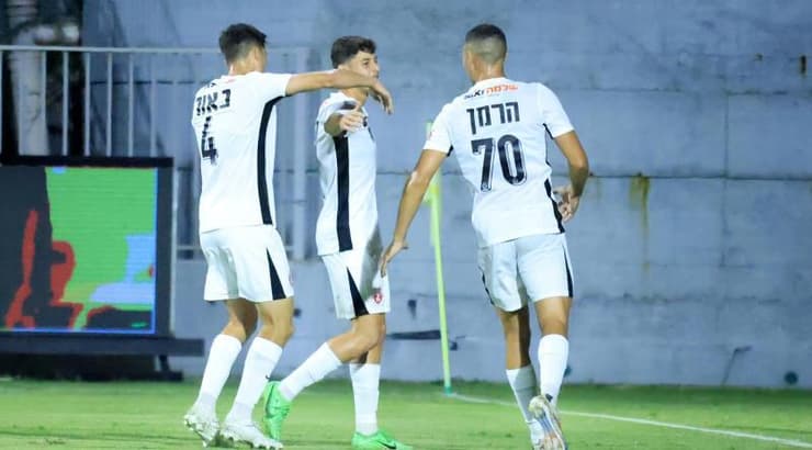 שחקני הפועל תל אביב חוגגים