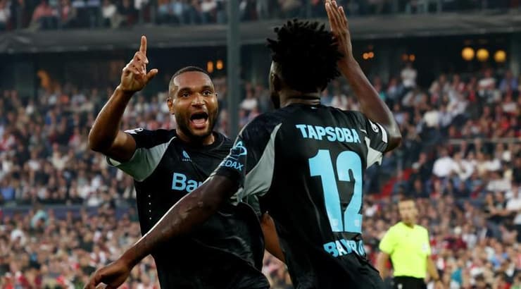 אמונד טאפסובה וג'ונתן טה חוגגים