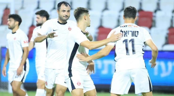 שחקני הפועל תל אביב חוגגים