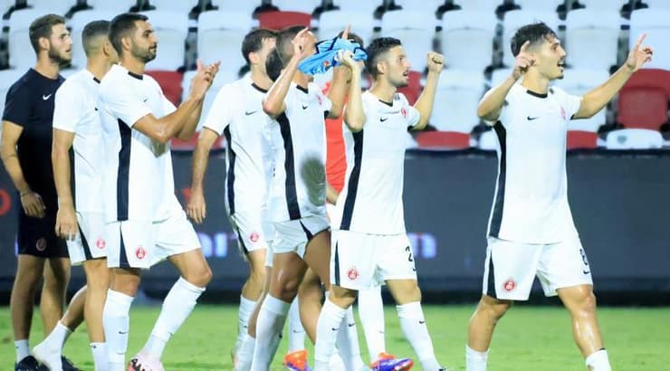 שחקני הפועל תל אביב שמחים