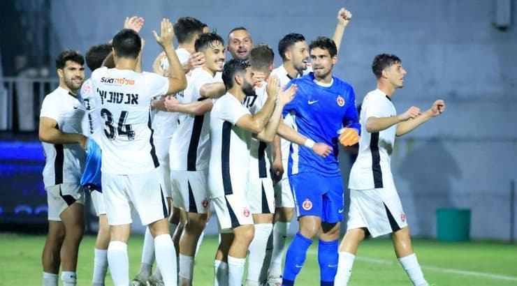 שחקני הפועל תל אביב חוגגים