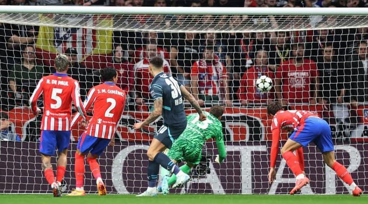 הכדור של בנג'מין ששקו ברשת