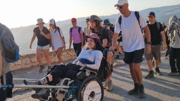 "רואים אותי מעבר למגבלה". שני בטיפוס להר