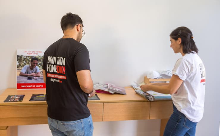  נעמה לזימי, משפחות חטופים ופעילים בארגון "השמאל האמוני" מגיעים לבית הכנסת של יולי אדלשטיין בהרצליה פיתוח שם נעצרו הפעילות בשבוע שעבר ויחלקו פלאיירים למען שחרור החטופים