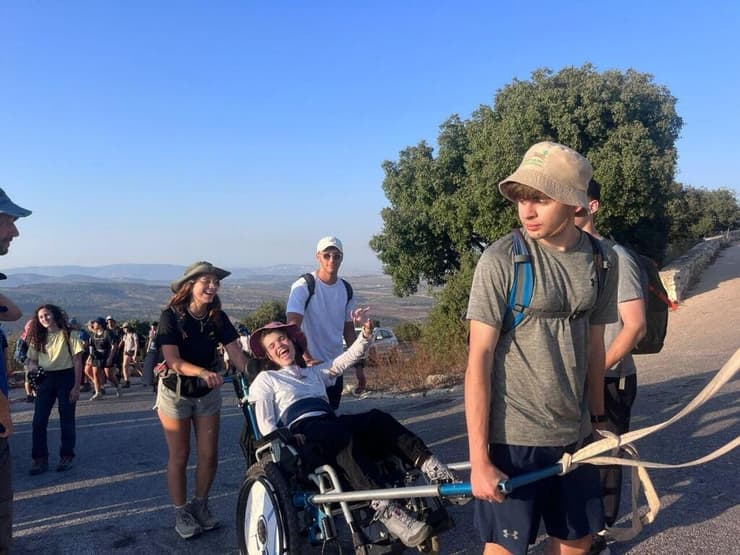 "רואים אותי מעבר למגבלה". שני בטיפוס להר