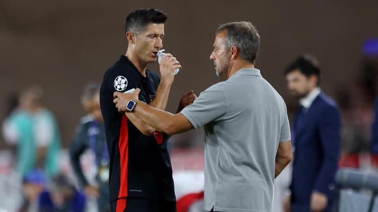 חטפו. האנזי פליק עם רוברט לבנדובסקי (REUTERS/Manon Cruz) מאמן ברצלונה האנזי פליק עם רוברט לבנדובסקי