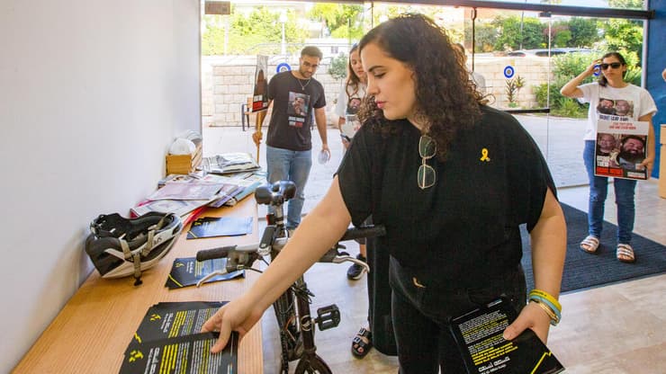  נעמה לזימי, משפחות חטופים ופעילים בארגון "השמאל האמוני" מגיעים לבית הכנסת של יולי אדלשטיין בהרצליה פיתוח שם נעצרו הפעילות בשבוע שעבר ויחלקו פלאיירים למען שחרור החטופים