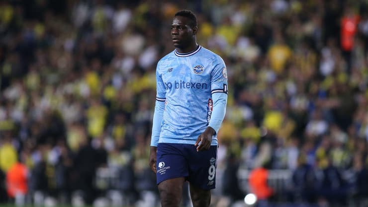 "אין קבוצות שאני לא אהיה להן נוח". באלוטלי במדי אדנה הטורקית (צילום: Ahmad Mora/Getty Images) מאריו באלוטלי