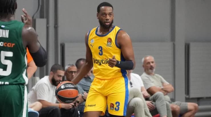 ג'ורדן לויד עם הכדור