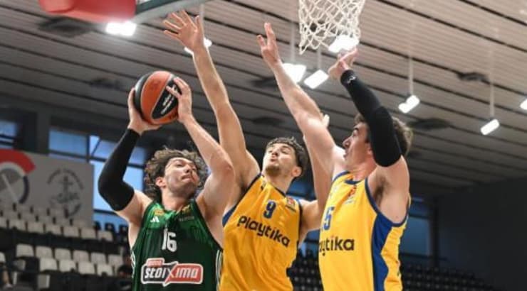 סורקין שומר מתחת לסל יחד עם כהן