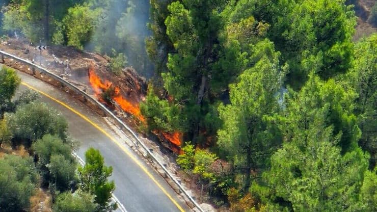 שריפה פרצה סמוך לביריה (צילום: אורן - תצפית ביריה) שריפה בכביש בין עין זיתים לביריה