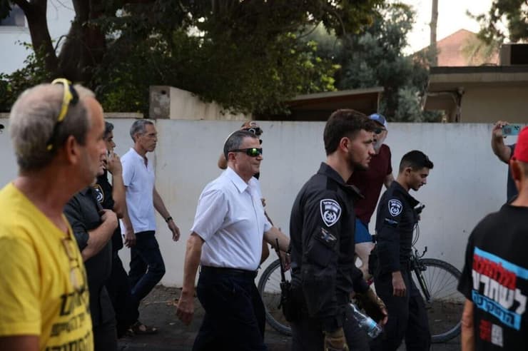 יולי  אדלשטיין בדרכו לבית הכנסת בהרצליה פיתוח
