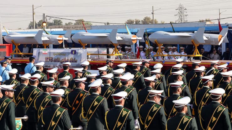 ארכיון (צילום: ATTA KENARE / AFP) מצעד צבאי בטהרן