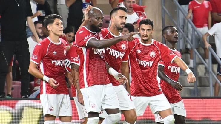 שחקני הפועל באר-שבע חוגגים