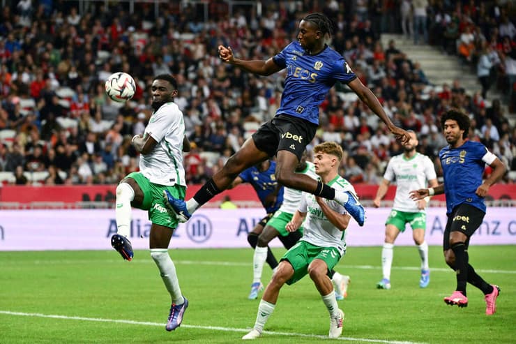 בטובינסיקה מתקשה מול התקפת ניס (צילום: Christophe SIMON / AFP) דילן בטובינסיקה