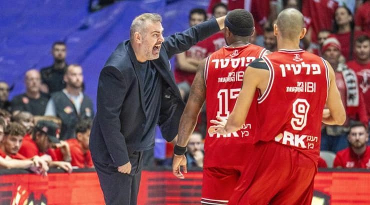 סטפנוס דדאס ושחקני הפועל תל אביב