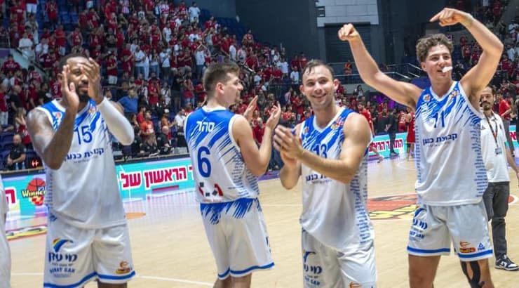 שחקני עירוני רמת גן חוגגים