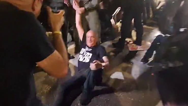 שוטרים מפנים בכוח את דן חלוץ בקיסריה