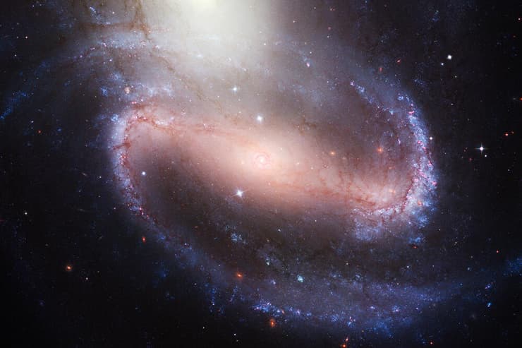 אי אפשר לראות חומר אפל אך ביכולתנו להסיק את קיומו. גלקסייה וחומר אפל סביבה 