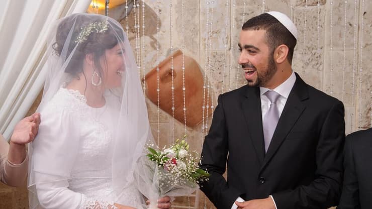 מוריה וקובי אנג'ל ביום חתונתם. "כשנתיים אחרי שהתחתנו התחילו להופיע התסמינים הראשונים של המחלה" (צילום: שלמה שלמני) פרופ' זיו בן ארי