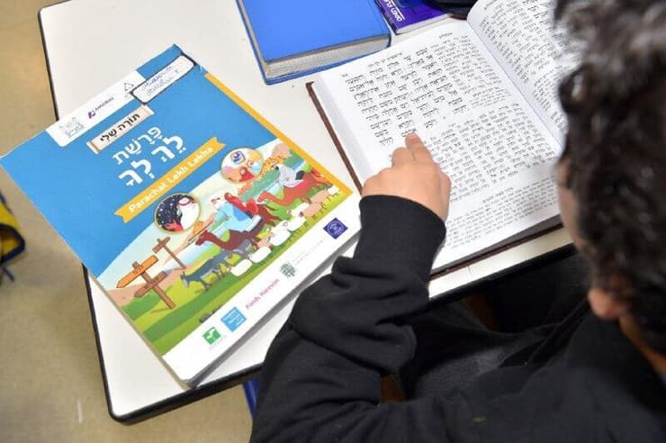 תלמיד בבית ספר יהודי בצרפת תלמיד בבית ספר יהודי בצרפת