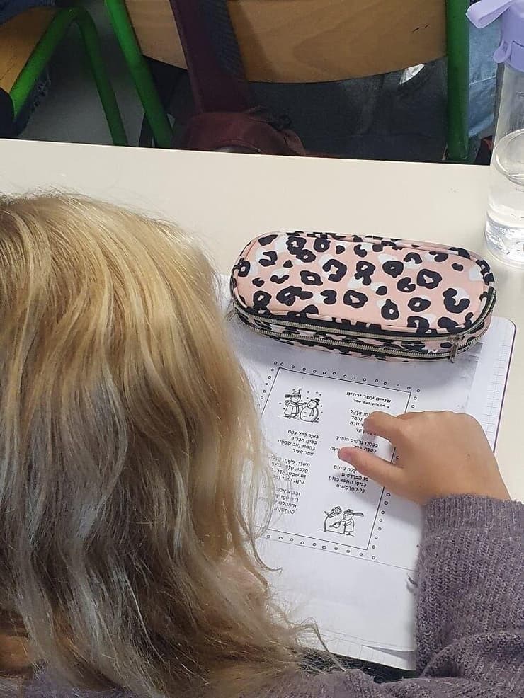 תלמידה בבית ספר יהודי בצרפת תלמידה בבית ספר יהודי בצרפת