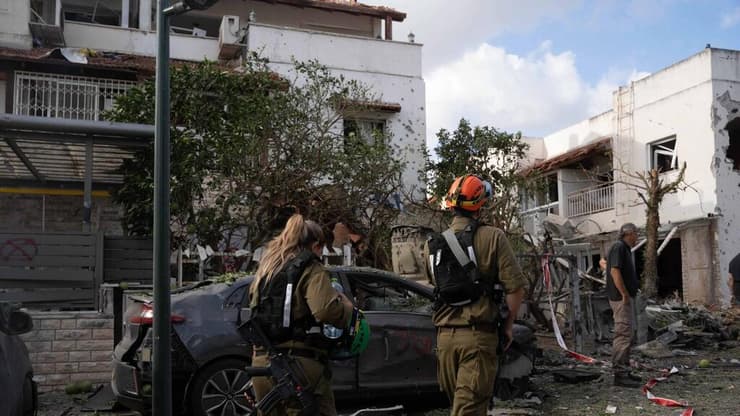 פעילות אנשי פיקוד העורף בזירת הנפילה בקריית ביאליק