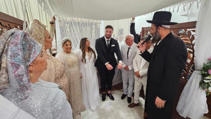 רגע לפני החופה, הרבי הקריא את הוראות הבטיחות. שני ועקנין, אבירם אפוטה ובני המשפחה ביום חתונתם (צילום: יאיר קראוס ) שני וקנין ואבירם אפוטה ביום חתונתם