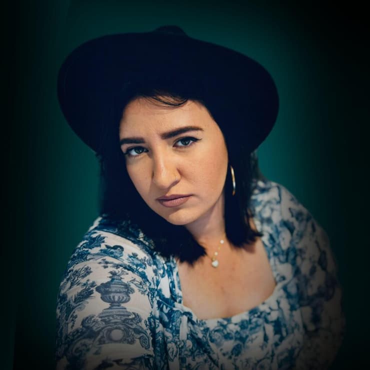 מוריה אנג'ל. "השיר נותן הצצה לתוך המקומות הכי אפלים וקשים שלי" מוריה אנג'ל