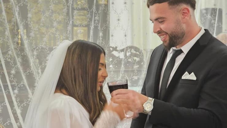 שני ועקנין ואבירם אפוטה. "אנחנו מבקשים ברגע הזה שכל החטופים והחיילים שלנו ישובו בשלום" (צילום: יאיר קראוס ) שני וקנין ואבירם אפוטה ביום חתונתם