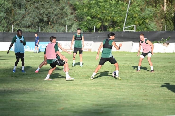 שחקני מכבי חיפה באימון היום בפ"ת (צילום: יאיר שגיא) אימון מכבי חיפה