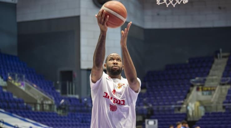 כריס ג'ונסון מתחתם (רועי כפיר) כריס ג'ונסון מתחתם