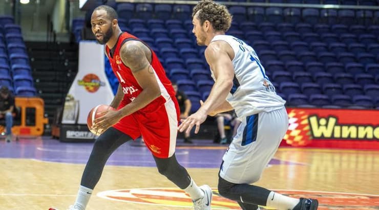 כריס ג'ונסון (רועי כפיר) כריס ג'ונסון