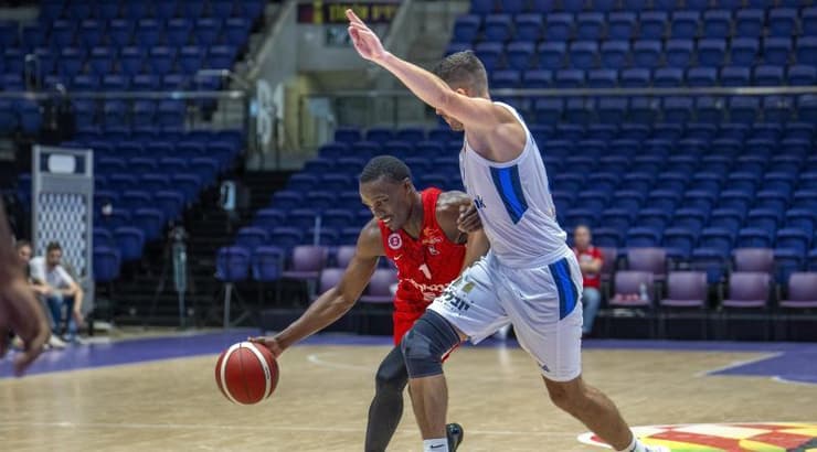 ג'רד הארפר עם הכדור (רועי כפיר) ג'רד הארפר עם הכדור