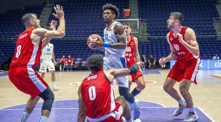 כריס סילבה עם הכדור (רועי כפיר) כריס סילבה עם הכדור