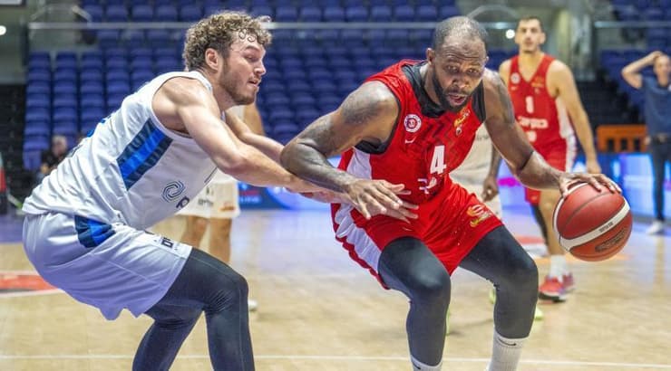 כריס ג'ונסון (רועי כפיר) כריס ג'ונסון