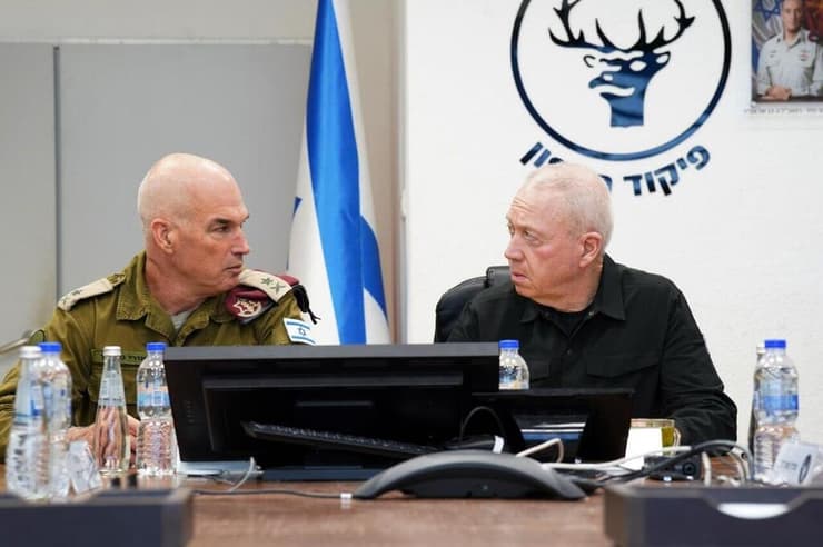 שר הביטחון גלנט ואלוף פיקוד הצפון גורדין (צילום: אריאל חרמוני, משרד הביטחון) יואב גלנט בפיקוד הצפון