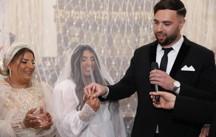 שני ועקנין ואבירם אפוטה מתחת לחופה. "אף אחד לא ינצח אותנו" (צילום: פוטו גולן צפת) שני וקנין ואבירם אפוטה ביום חתונתם