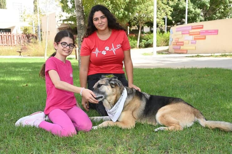 שירה גולדשטיין, עם תור והכלבנית צליל חניה