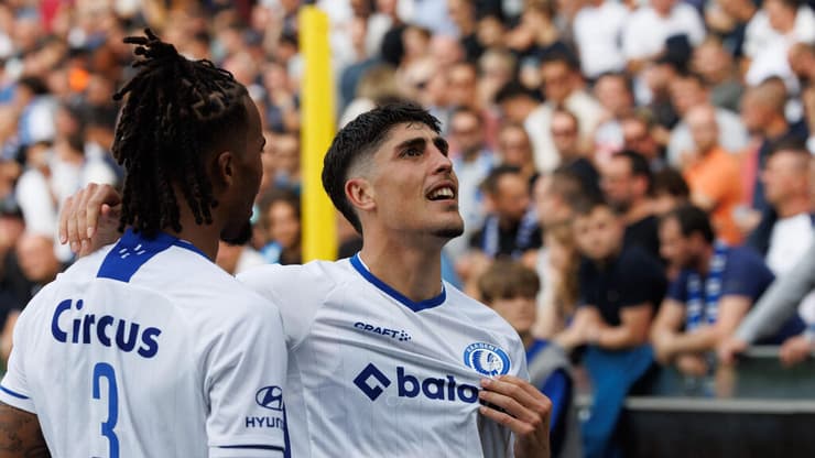 גאנדלמן חוגג עם האוהדים (צילום: KURT DESPLENTER / BELGA / AFP) עומרי גאנדלמן