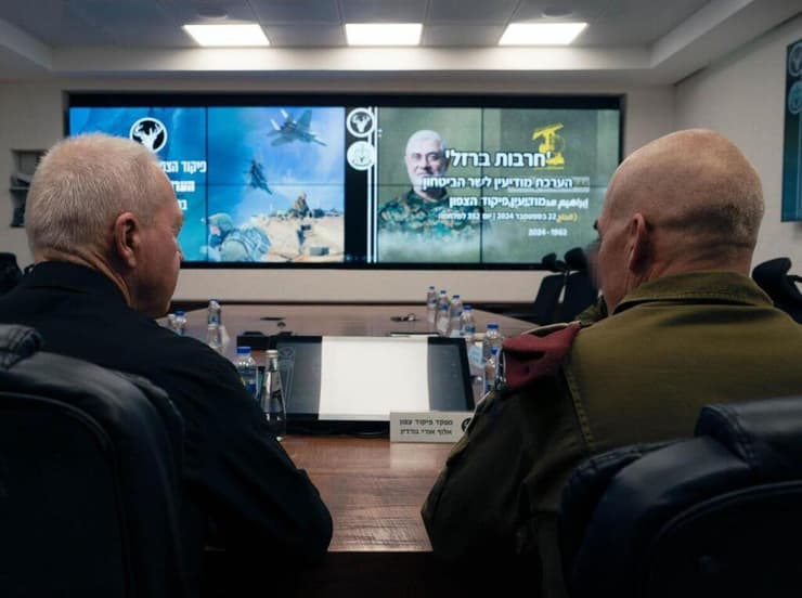 גלנט וגורדין בפיקוד צפון. על המסך: תמונת איברהים עקיל (צילום: אריאל חרמוני, משרד הביטחון) יואב גלנט בפיקוד הצפון