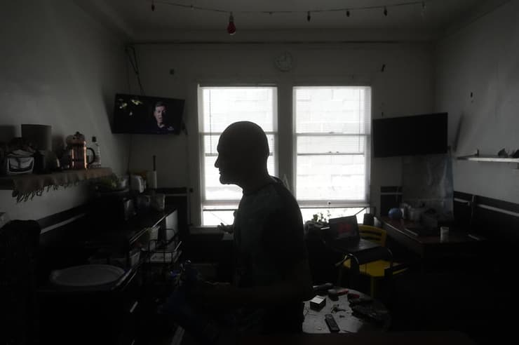 דיוויד לבוגין בחדרו החדש. "ביחס למצבי הקודם, אין לי תלונות"