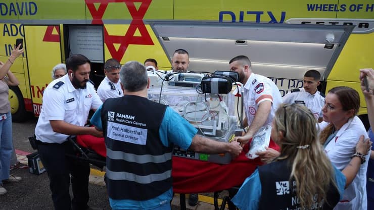 מבצע העברת פגים מבית החולים כרמל לבית החולים רמב"ם בחיפה (צילום: הקריה הרפואית רמב"ם) מבצע העברת פגים מבית החולים כרמל לבית החולים רמב"ם בחיפה