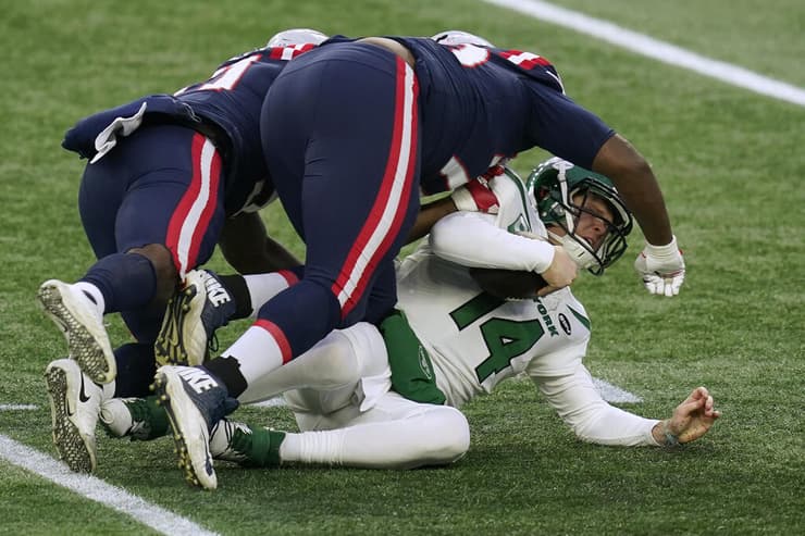 בניו יורק זה היה רחוק מאוד מלעבוד. דארנולד נקבר על ידי שחקני ההגנה של הפטריוטס (צילום: AP Photo/Elise Amendola) דארנולד נקבר על ידי שחקני ההגנה של הפטריוטס