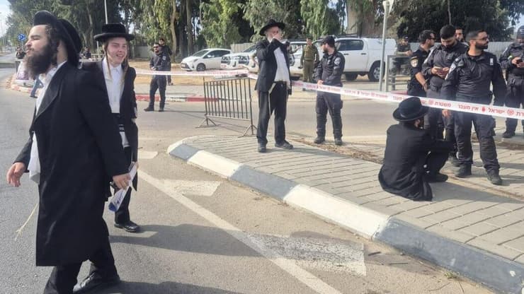 חרדים מפגינים נגד גיוס. "הלוחמים לא צריכים מילים יפות, הם צריכים שותפים" (צילום: הרצל יוסף) הפגנה של הפלג הירושלמי הקיצוני מול לשכת הגיוס בבאר שבע נגד גיוס חרדים