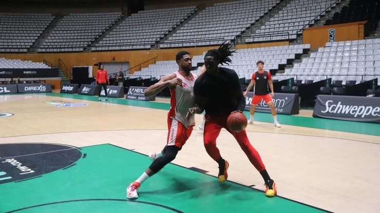 ג'ונתן מוטלי מול ברונו קאבוקלו