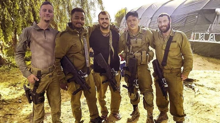 משמאל לימין: ניקולס ברגר ז"ל, לידור מיכאל (היחיד מהצוות ששרד את אסון המבנים), הדר קפלוק ז"ל, סדריק גרין ז"ל וישראל סוקול ז"ל (צילום: באדיבות המשפחה) הדר ז"ל עם חבריו לצוות שנפלו יחד עמו באסון המבנים. רק אחד מהם שרד (השני משמאל)