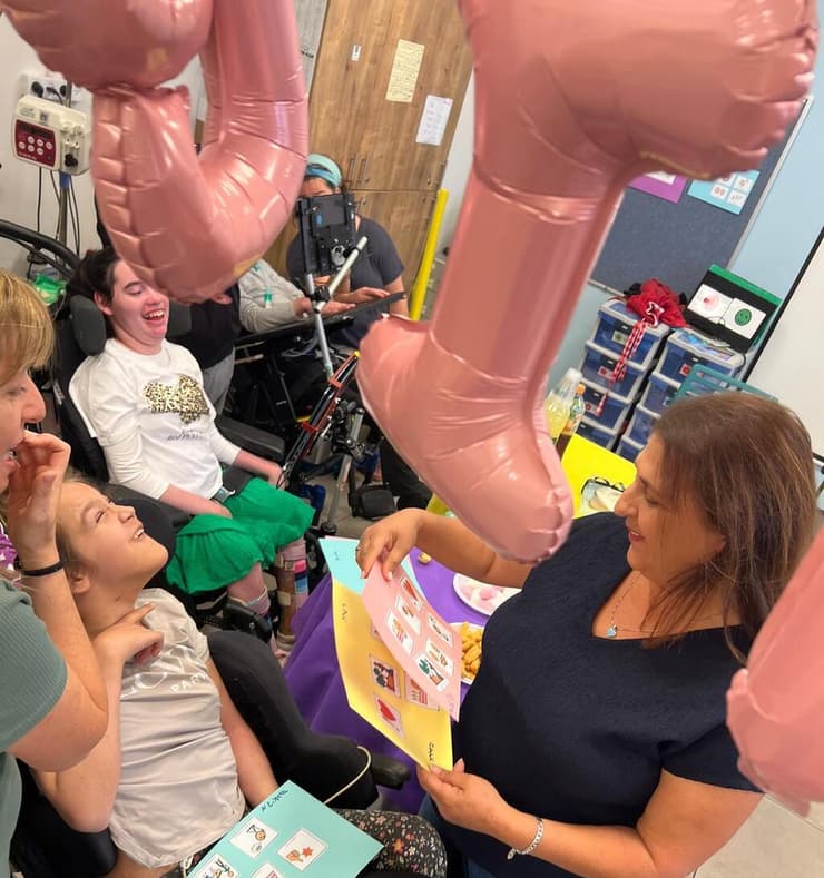 עם התלמידים לאחר חזרתה לעבודה. "הנגישו להם את המקרה ברגישות רבה" (צילום: באדיבות המשפחה) שרה עם החניכים