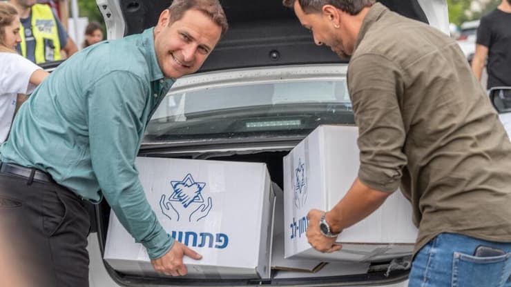 מתנדבי פתחון-לב מחלקים חבילות סיוע